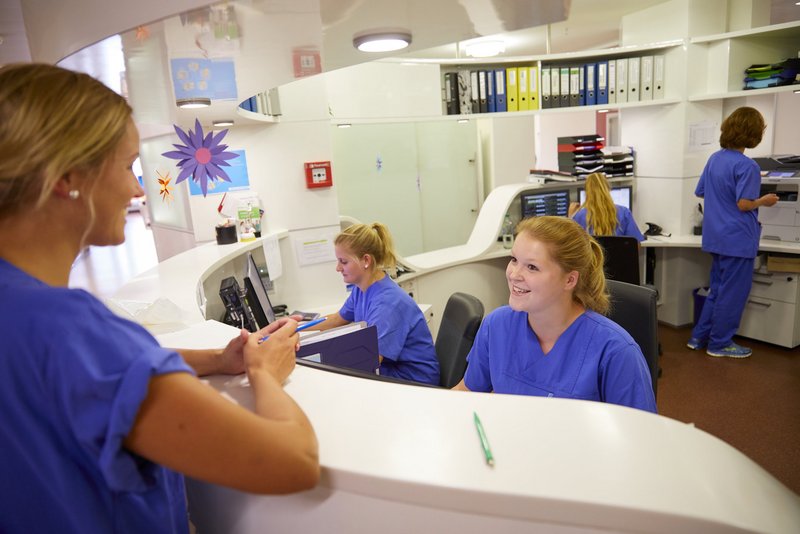 Mehrere Krankenschwestern unterhalten sich
